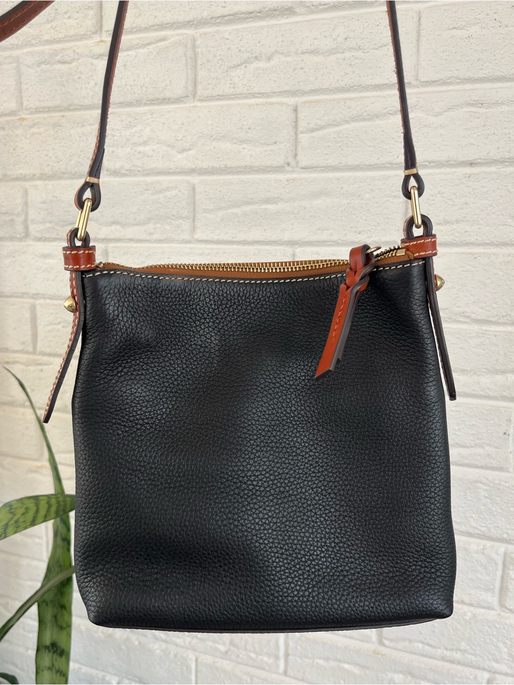Dooney & Bourke black leather letter carrier crossbody purse, brown leather trim - Picture 6 of 12